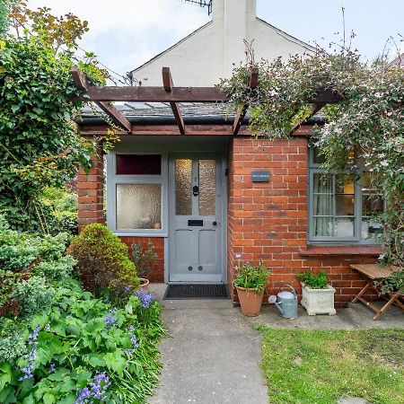Wychwood Villa Уитби Екстериор снимка