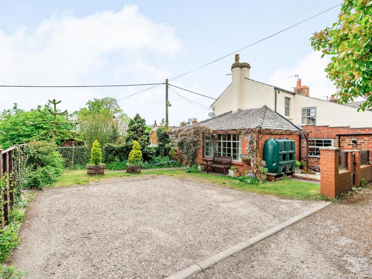 Wychwood Villa Уитби Екстериор снимка