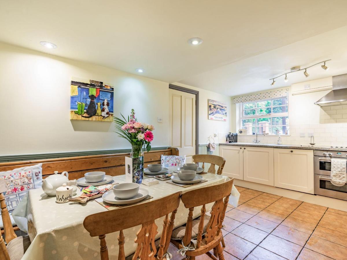 Wychwood Villa Уитби Екстериор снимка