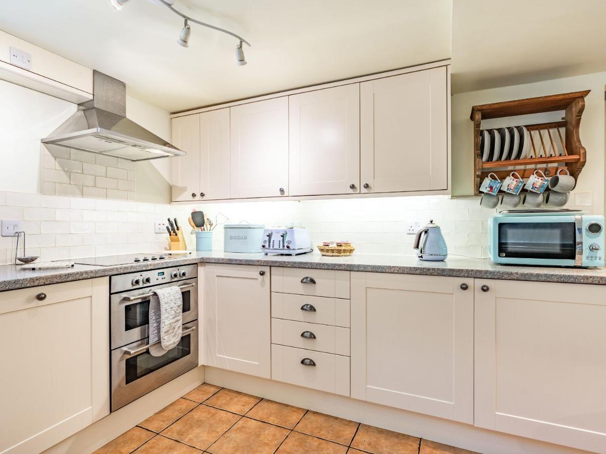 Wychwood Villa Уитби Екстериор снимка