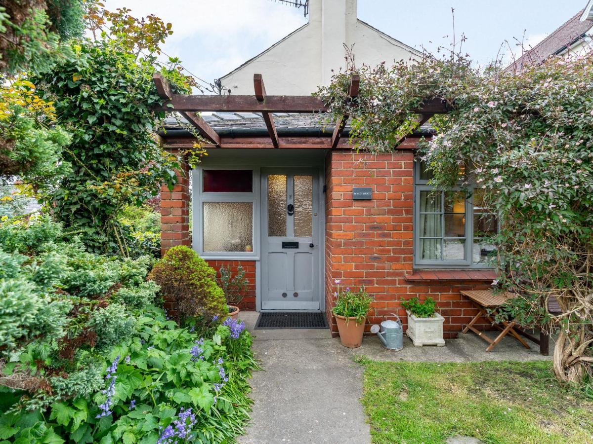 Wychwood Villa Уитби Екстериор снимка