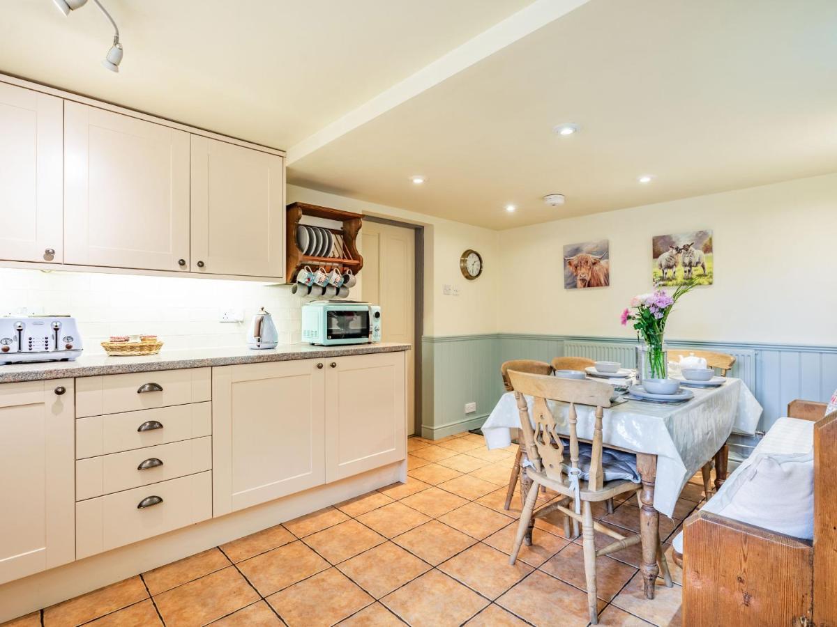 Wychwood Villa Уитби Екстериор снимка