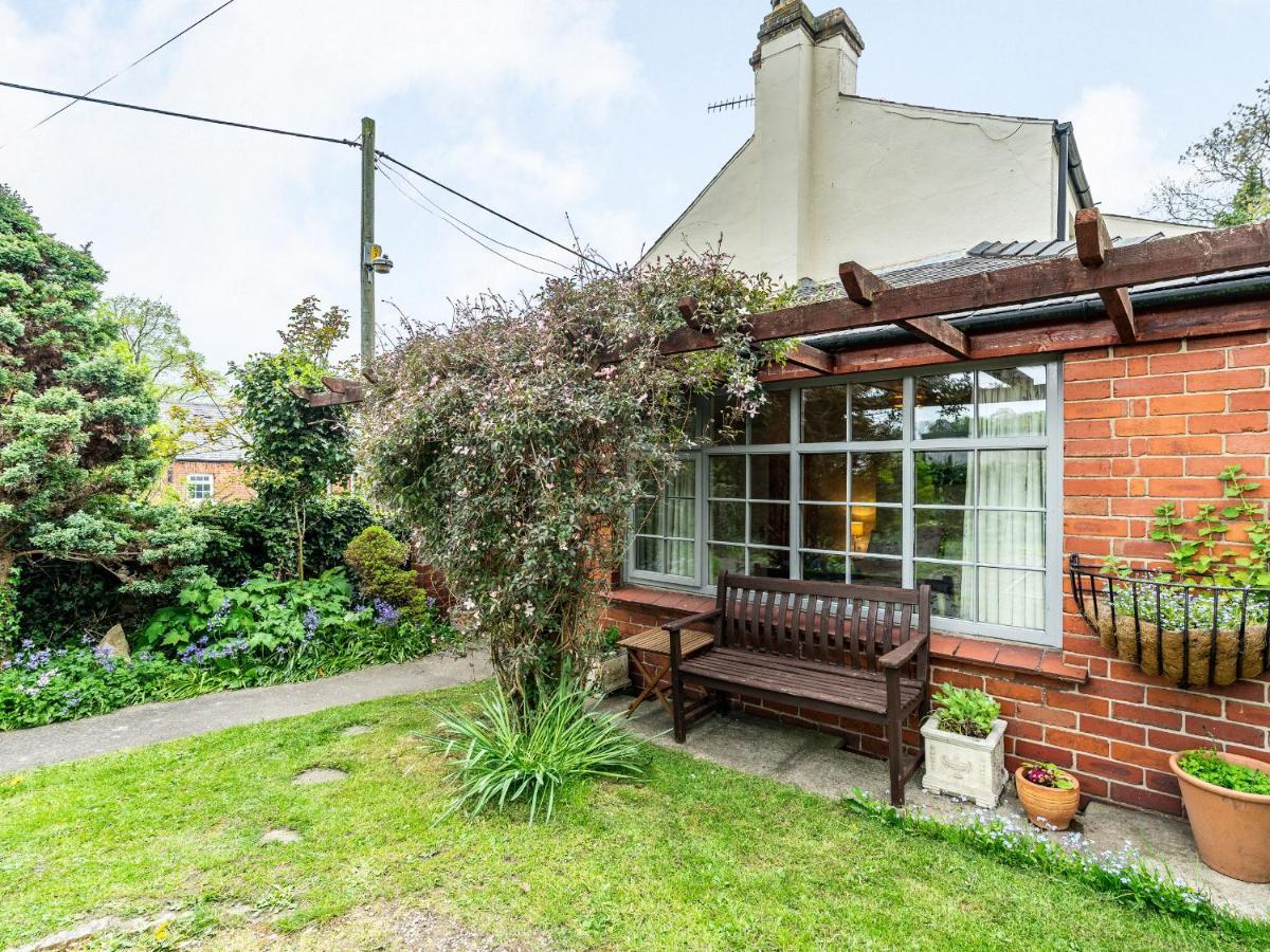 Wychwood Villa Уитби Екстериор снимка