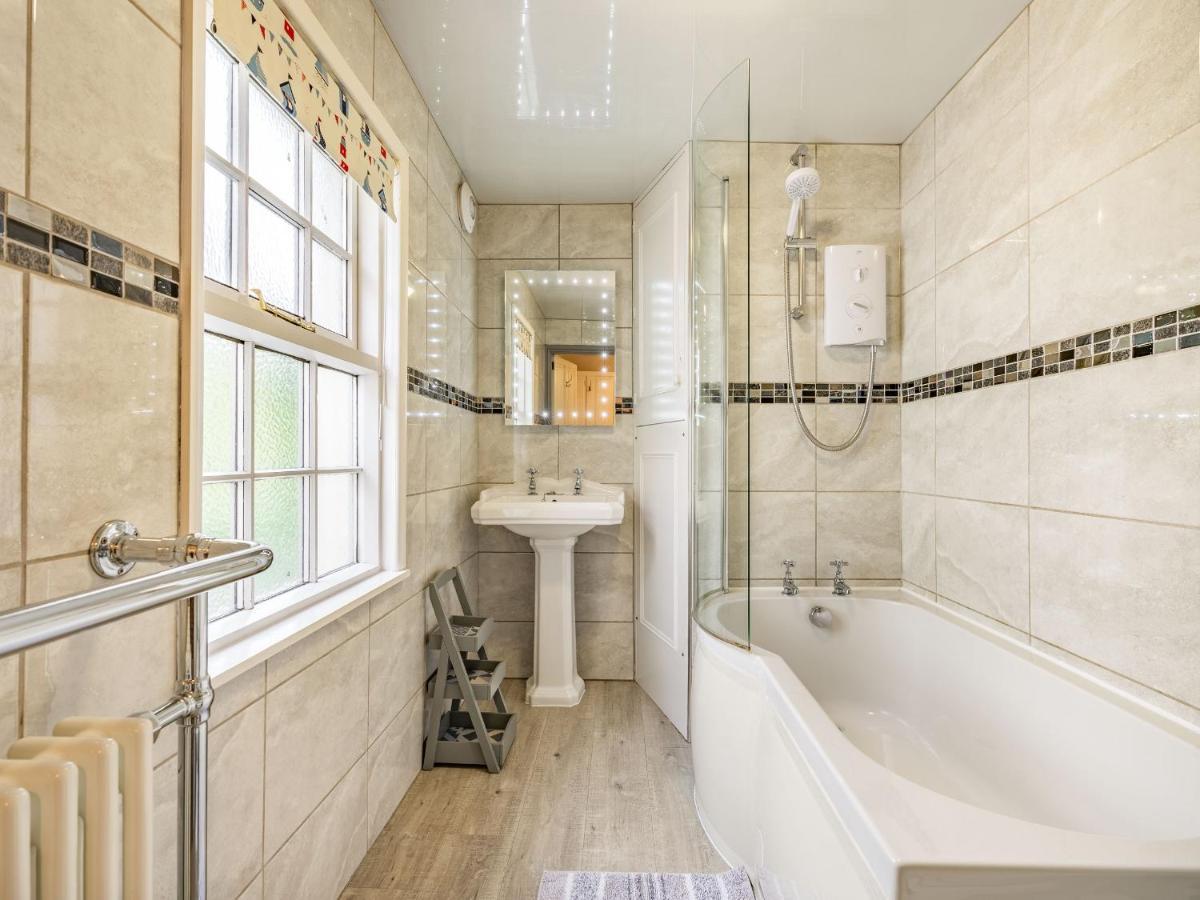 Wychwood Villa Уитби Екстериор снимка