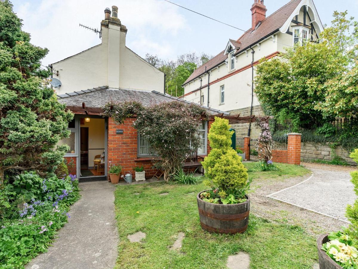 Wychwood Villa Уитби Екстериор снимка